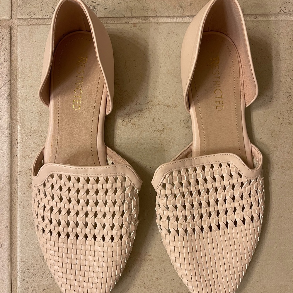 Restricted pointed flats. Light pink. Size 9